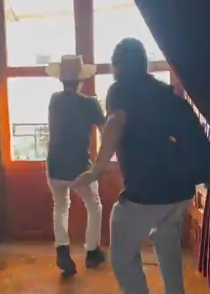 Imagen de Y el pueblo toma el palacio de Gobierno en Michoacán! Se reportaron rayones a las paredes del palacio y cartelones exigiendo la renuncia del gobernador Bedolla y la presidenta Claudia Sheinbaum.

